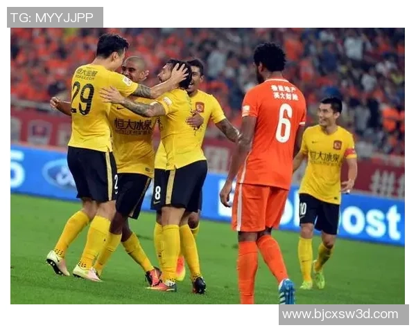 恒大与鲁能激战正酣双方争夺激烈战报回顾与精彩瞬间分析