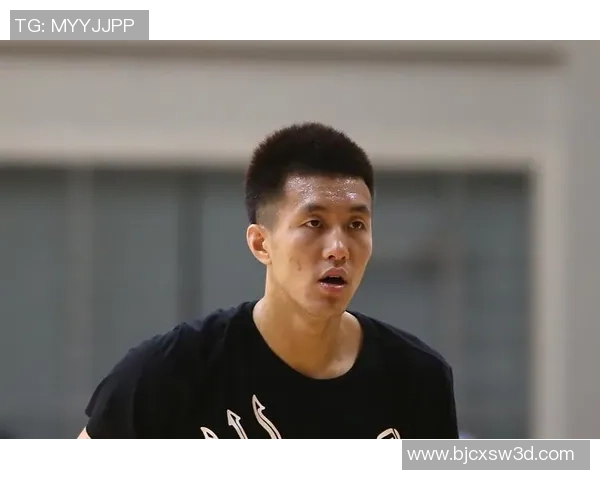 郭艾伦带领中国男篮奋勇拼搏展现青春力量与团队精神的精彩瞬间